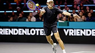 ROTTERDAM - Alex de Minaur in actie tegen Arthur Fils op de tweede dag van het ABN AMRO tennistoernooi in Ahoy Rotterdam. BAS CZERWINSKI / ANP