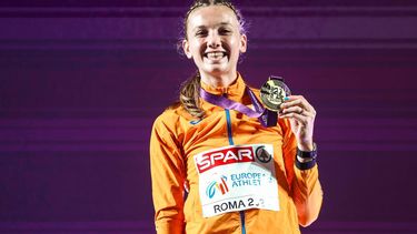 ROME - Femke Bol op het podium na het winnen van de 400 meter horden voor vrouwen op de vijfde dag van de Europese kampioenschappen atletiek. ANP IRIS VAN DEN BROEK