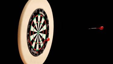 ROTTERDAM - Dartpijl van Nathan Aspinall onderweg naar het bord tijdens zijn partij tegen Engelsman Chris Dobey tijdens de elfde speelronde van de Premier League Darts in Ahoy Rotterdam. ANP BAS CZERWINSKI