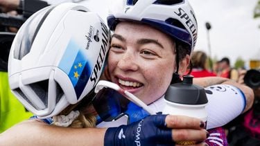 VALKENBURG - Mischa Bredewold (Nederland) viert haar overwinning tijdens de finish van de Amstel Gold Race 2025 voor vrouwen in Valkenburg. ANP MARCEL VAN HOORN
