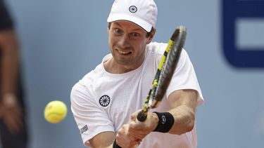 epa11481718 Botic van de Zandschulp of Netherland in action against Dominic Stricker of Switzerland at the Swiss Open tennis tournament in Gstaad, Switzerland, 16 July 2024.  EPA/PETER SCHNEIDER