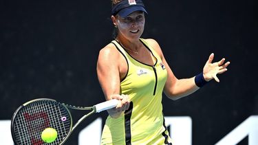 2023-01-17 02:52:26 Shelby Rogers of the US hits a return Netherlands' Arianne Hartono during their women's singles match on day two of the Australian Open tennis tournament in Melbourne on January 17, 2023. 
MANAN VATSYAYANA / AFP