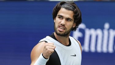 Spain's Carlos Alcaraz reacts as he plays USA's Tommy Paul in their men's singles round of 16 tennis match on day eight of the US Open tennis tournament at the USTA Billie Jean King National Tennis Center in New York on September 6, 2026. to
TIMOTHY A. CLARY / AFP