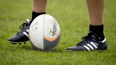 CASTRICUM - Een rugbybal bij Castricumse Rugby Club. Clubs uit de amateursport hebben te maken met de nieuwe coronamaatregelen van het kabinet. Hierbij mogen toeschouwers slechts in beperkte aantallen aanwezig zijn en moeten de kantines van de sportverenigingen ook dicht blijven. ANP KOEN VAN WEEL