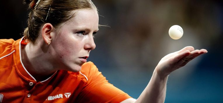 PARIJS - Tafeltennisster Britt Eerland in actie op het vrouwenenkelspel tegen de Taiwanese I-ching Cheng tijdens het olympisch tafeltennistoernooi in de Franse hoofdstad. ANP ROBIN VAN LONKHUIJSEN