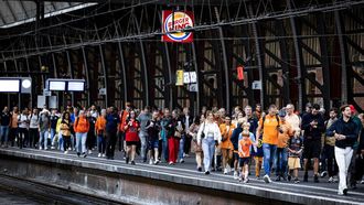 AMSTERDAM - Racefans op Amsterdam Centraal onderweg per trein naar Zandvoort aan Zee. De NS laat op deze route tijdens het weekend van de Formule 1-race in Zandvoort twaalf treinen per uur rijden. Dat betekent dat er elke vijf minuten een trein gaat. Met het extra aantal treinen moet het grote verwachte aantal Formule 1-fans van en naar het circuit kunnen reizen. ANP RAMON VAN FLYMEN
