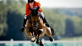 PARIJS - Maikel van der Vleuten met zijn paard Beauville Z in actie tijdens de barrage van de finale voor individuele springruiters van de olympische paardensportwedstrijden in de tuinen van paleis Versailles. ANP KOEN VAN WEEL