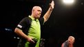 ROTTERDAM - Darter Michael van Gerwen in actie tegen Enelsman Stephen Bunting tijdens de elfde speelronde van de Premier League Darts in Ahoy Rotterdam. ANP BAS CZERWINSKI