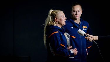 2023-02-14 13:06:06 DEN HAAG - Raisa Schoon en Katja Stam van Beachvolleybal Team Nederland tijdens een persmoment voor het kwalificatietraject voor de Olympische Spelen van Parijs in 2024. ANP ROBIN VAN LONKHUIJSEN