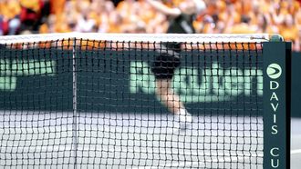 GRONINGEN - Het net met het Davis Cup logo tijdens de kwalificatieronde voor de Davis Cup Finals. De winnaar plaatst zich voor de groepsfase van de Davis Cup Finals in september. ANP SANDER KONING