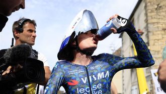 epa11459607 Danish rider Jonas Vingegaard of Team Visma Lease a Bike hydrates after finishing the seventh stage of the 2024 Tour de France cycling race 25km individual time-trial (ITT) from Nuits-Saint-Georges to Gevrey-Chambertin, France, 05 July 2024. Belgian rider Remco Evenepoel of Soudal Quick-Step won the seventh stage.  EPA/GUILLAUME HORCAJUELO / POOL