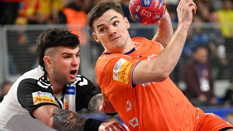 epa11831748 Kay Smits (R) of the Netherlands throws the ball next to Milan Lazarevski of Northern Macedonia during the IHF World Men's Handball Championship preliminary round handball match between the Netherlands and Northern Macedonia in Varazdin, Croatia, 17 January 2025.  EPA/Tibor Illyes HUNGARY OUT