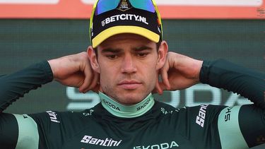 The points ranking leader, Team Visma's Wout van Aert, puts on the green jersey on the podium after the stage 9 of the Vuelta a Espana, a 178,5 km race between Motril and Granada, on August 25, 2024.   
Jorge GUERRERO / AFP