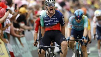 epa13098409 Dutch cyclist Olav Kooij of Decathlon CMA CGM Team celebrates at the finish line after winning Stage 5 of the Tour de France, a 158.3 km route from Lannemezan to Pau, France, 08 July 2026.  EPA/YOAN VALAT