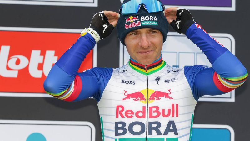 epa12870808 Third placed Belgian cyclist Remco Evenepoel of team Red Bull - Bora- Hansgrohe poses on the podium after the Tour of Flanders one-day cycling race from Oudenaarde to Oudenaarde, in Oudenaarde, Belgium, 05 April 2026.  EPA/OLIVIER MATTHYS