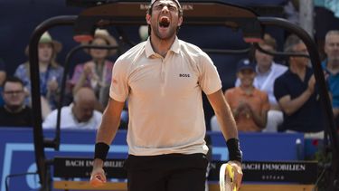 epa11489168 Matteo Berrettini of Italy celebrates after winning the semi final match against Stefanos Tsitsipas of Greece at the Swiss Open tennis tournament in Gstaad, Switzerland, 20 July 2024.  EPA/PETER KLAUNZER