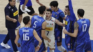 epa12412399 Players of Italy react during the final match of the FIVB Volleyball Men's World Championship between Bulgaria and Italy at the Mall of Asia Arena in Pasay City, Metro Manila, Philippines, 28 September 2025.  EPA/ROLEX DELA PENA