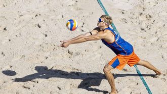 PARIJS - Steven van de Velde tijdens de groepswedstrijd van de mannen beachvolleybal tussen Nederland en Italië tijdens de Olympische Spelen in Frankrijk. ANP KOEN VAN WEEL
