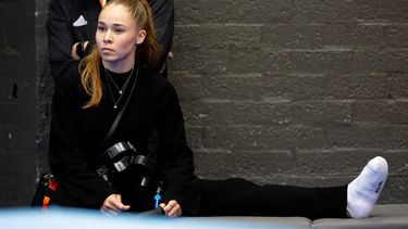 ROTTERDAM - Eythora Thorsdottir in het gips tijdens de Olympische kwalificatiewedstrijd op het NK turnen in Ahoy Rotterdam. De turnster raakte vlak voor het toernooi geblesseerd tijdens een training en ziet daarmee haar Olympische droom vervliegen. ANP IRIS VAN DEN BROEK