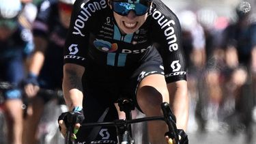 Team DSM's Dutch rider Lorena Wiebes crosses the finish line at the end of the 1st stage of the new edition of the Women's Tour de France cycling race, 81,6 km between the Tour Eiffel and the Champs-Elysees, in Paris on July 24, 2022. 
Jeff PACHOUD / AFP