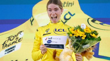 ROTTERDAM - Demi Vollering viert haar overwinning en de gele trui op het podium na de individuele tijdrit van de Tour de France Femmes, de Ronde van Frankrijk voor vrouwen. De meerdaagse wielerronde behoort tot de UCI Women's WorldTour en duurt tot en met 18 augustus. ANP BAS CZERWINSKI