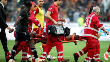 epaselect epa11278771 Romaâ€™s Evan N'Dicka receives medical treatment during the Italian Serie A soccer match Udinese Calcio vs AS Roma at the Friuli - Dacia Arena stadium in Udine, Italy, 14 April 2024. The Serie A match Udinese vs Roma is suspended after Romaâ€™s Evan N'Dicka collapsed on the pitch.  EPA/GABRIELE MENIS