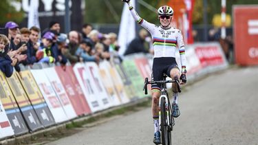 Netherlands'  Fem Van Empel celebrates as she crosses the finish line of the women's elite race of the 'Exact Cross Beringen' cyclo-cross cycling event - race 1/7 of the Exact Cross competition - in Beringen on October 12, 2024. 
DAVID PINTENS / Belga / AFP
