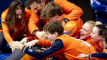 MILAAN - Jens van ’t Wout met Zoe Deltrap, bondscoach Niels Kerstholt en zijn broer Melle van 't Wout  na het winnen van de finale 1.500 meter bij het shorttrack schaatsen in de Milano Ice Skating Arena op de Olympische Winterspelen van Milaan. ROBIN VAN LONKHUIJSEN / ANP
