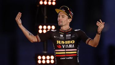 2023-09-17 21:33:34 Team Jumbo's Slovenian rider Primoz Roglic celebrates on the podium after the 21st and last stage of the 2023 La Vuelta cycling tour of Spain, a 101,1 km race between the hippodrome of La Zarzuela and Madrid, on September 17, 2023. American rider Sepp Kuss claimed his first Grand Tour victory in the Vuelta a Espana in Madrid, as his team Jumbo-Visma completed an unprecedented treble.

Oscar DEL POZO / AFP
