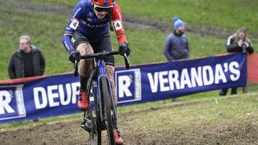 Dutch rider Lucinda Brand climbs a slope during the women's elite race at the World Cup cyclocross cycling event in Dendermonde on November 12, 2023, stage 3 (out of 14) of the UCI World Cup cyclocross competition. 
Tom Goyvaerts / Belga / AFP