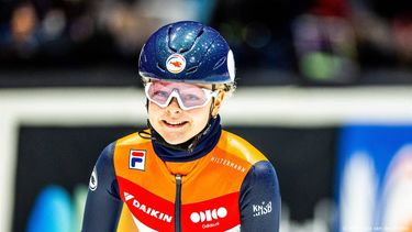 ROTTERDAM - Xandra Velzeboer tijdens de finale 500 meter op het WK shorttrack in Ahoy. ANP IRIS VAN DEN BROEK
