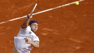 epa12018180 Tallon Griekspoor of Netherland in action during his first round match against Arthur Fils of France at the ATP Monte Carlo Masters tennis tournament in Roquebrune Cap Martin, France, 08 April 2025.  EPA/SEBASTIEN NOGIER