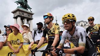 2023-07-12 12:49:00 epa10741205 Spanish rider Mikel Landa of team Bahrain-Victorious at the start of the 11th stage of the Tour de France 2023, a 180 km race from Clermont-Ferrand to Moulins, France, 12 July 2023.  EPA/CHRISTOPHE PETIT TESSON