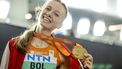 2023-08-24 22:29:48 BOEDAPEST - Femke Bol met een gouden medaille na de winst in de finale op de 400 meter horden tijdens de zesde dag van de wereldkampioenschappen atletiek. ANP ROBIN VAN LONKHUIJSEN