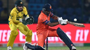 2023-10-25 16:31:34 Netherlands' Teja Nidamanuru (R) plays a shot as Australia's wicketkeeper Josh Inglis watches during the 2023 ICC Men's Cricket World Cup one-day international (ODI) match between Australia and Netherlands at the Arun Jaitley Stadium in New Delhi on October 25, 2023. 
Arun SANKAR / AFP