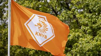 ZEIST - Vlag met logo van de KNVB. ANP ROBIN VAN LONKHUIJSEN