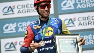 Lidl-Trek's Dutch rider Bauke Mollema holds a medal and a frame commemorating his last cycling race ahead of the start of the 120th edition of the Giro di Lombardia (Tour of Lombardy), a 239km cycling race from Bergamo to Como, in Bergamo on October 10, 2026. 
Marco BERTORELLO / AFP