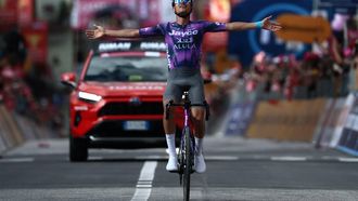 Team Jayco AlUla's Australian rider Luke Plapp celebrates after victory as he crosses the finish line of the 8th stage of the 108th Giro d'Italia cycling race of 197kms from Giulianova to Castelraimondo on May 17, 2025. 
Luca Bettini / AFP