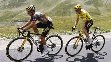 2022-07-14 15:17:37 epa10070559 Slovenian rider Primoz Roglic (L) of Jumbo Visma and the Yellow Jersey Danish rider Jonas Vingegaard of Jumbo Visma in action during the 12th stage of the Tour de France 2022 over 165.1km from Briancon to Alpe d'Huez, France, 14 July 2022.  EPA/GUILLAUME HORCAJUELO