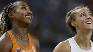 2023-08-21 20:54:38 epa10812388 N'Ketia Seedo of Netherlands (L) and Rani Rosius of Belgium (R) react during the 100 Metres Women semi-final competition of the World Athletics Championships in Budapest, Hungary, 21 August 2023.  EPA/ROBERT GHEMENT