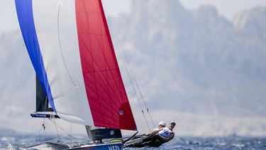 MARSEILLE - Zeilsters Odile van Aanholt en Annette Duetz in actie tijdens de 49er FX medalraces op de Olympische Spelen. ANP SANDER KONING