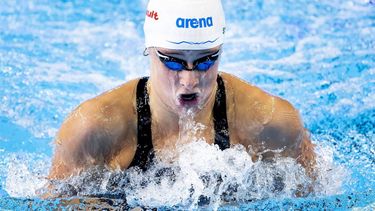 DOHA - Tes Schouten in actie op de 100 school vrouwen tijdens de tweede dag van het wereldkampioenschappen langebaan zwemmen. De WK was een van de mogelijkheden voor de Nederlandse zwemmers om limieten te zwemmen voor de Spelen van Parijs in 2024. ANP KOEN VAN WEEL