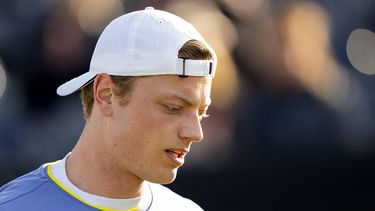 ROSMALEN - Tim van Rijthoven (NED) in actie tegen Zizou Bergs (BEL) op de vierde dag van het Libema Open tennis toernooi in Rosmalen. ANP SANDER KONING