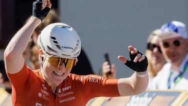 epa12875054 Dutch cyclist Charlotte Kool of team Fenix -Premier Tech, crosses the finish line to win the 130,3 kilometres Scheldeprijs one-day cycling race from Schoten to Schoten, in Schoten, Belgium, 08 April 2026.  EPA/OLIVIER MATTHYS