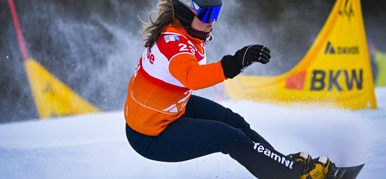 epa12604689 Michelle Dekker of the Netherlands in action during the  qualifying of the women's Parallel Slalom race at the FIS Snowboard Alpine World Cup in Davos, Switzerland, 20 December 2025.  EPA/GIAN EHRENZELLER