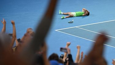 epa12692238 Carlos Alcaraz of Spain collapses to the court as he takes match point during the men’s semifinal against Alexander Zverev of Germany on day 13 of the 2026 Australian Open tennis tournament in Melbourne, Australia, 30 January 2026.  EPA/JAMES ROSS AUSTRALIA AND NEW ZEALAND OUT