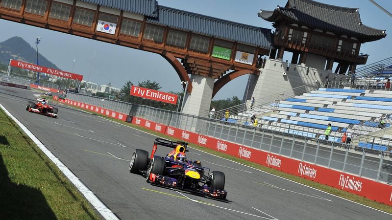 Red Bull driver Sebastian Vettel of Germany (R) drives his car ahead of Ferrari driver Fernando Alonso of Spain (L) during the third practice session of the Formula One Korean Grand Prix at the Korea International Circuit in Yeongam on October 5, 2013.  AFP PHOTO / JUNG YEON-JE
JUNG YEON-JE / AFP