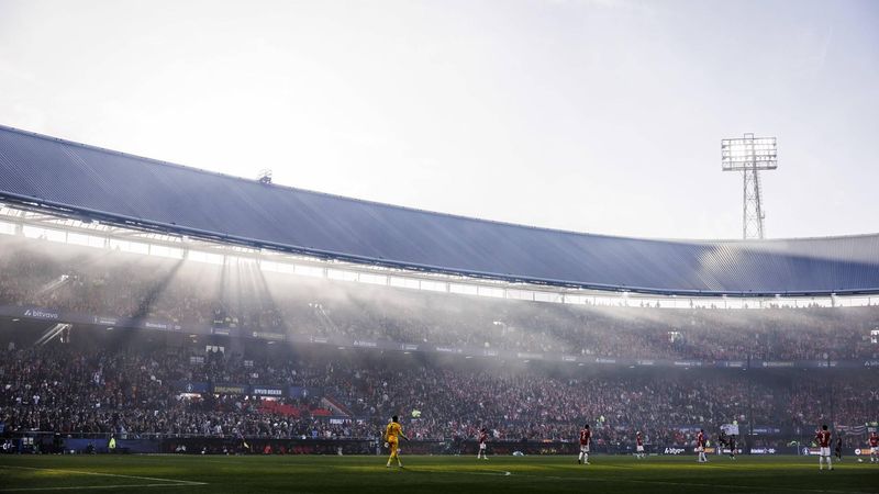ROTTERDAM - Stadionoverzicht met rook van afgestoken vuurwerk tijdens de KNVB bekerfinale wedstrijd tussen AZ en N.E.C. in Stadion De Kuip op 19 april 2026 in Rotterdam, Nederland. ROBIN VAN LONKHUIJSEN / ANP
