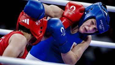 PARIJS - Nederlandse bokser Chelsey Heijnen in actie tijdens de achtste finale tegen de Noord-Koreaanse Ungyong Won op het bokstoernooi voor vrouwen tot 60 kilogram op de Olympische Spelen in Frankrijk. ANP REMKO DE WAAL