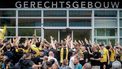 UTRECHT - Fans buiten bij de rechtbank na afloop van het kort geding van Vitesse tegen de KNVB. De Arnhemse club nam dat besluit nadat de licentie betaald voetbal is ingetrokken. ANP RAMON VAN FLYMEN